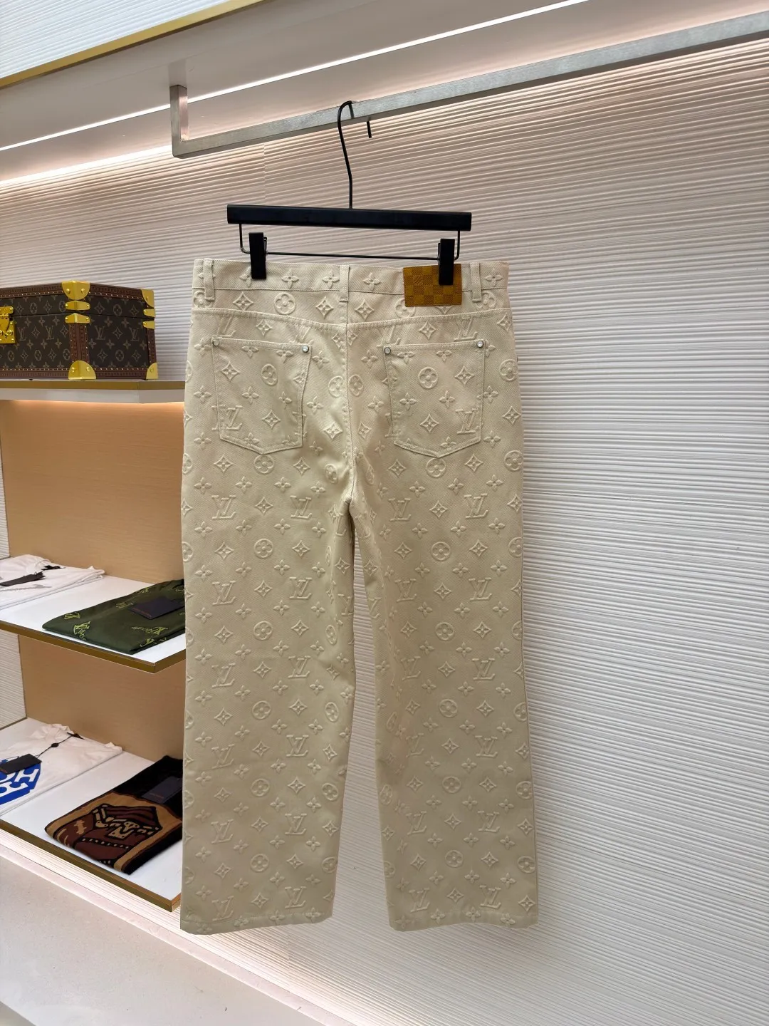 LOUIS VUITTON fully embossed denim trousers ●Original version: Purchased and developed by 16599 ●Item number: 1680985-B75 ●Fabric: Denim denim fabric ●Technology: embossed embossing ●Version: fitted version ●Weight: about 940 grams ●Size: S-M-L-XL ●Description: Made of customized denim fabric, monogram three-dimensional embossing all over, classic brand logo pattern on the front and back, brown brand embossed leather tag on the back waist, white engraved beaded buttons, and white beaded nails on the pockets. It can be matched with tops of the same season to create a fashionable look. Customized accessories, complete with three labels, same style for men and women!